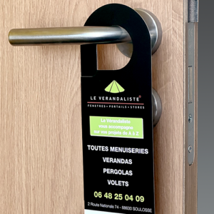 Moyen modèle d'accroche-porte sur une porte