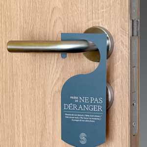 Petit modèle d'accroche-porte sur une porte